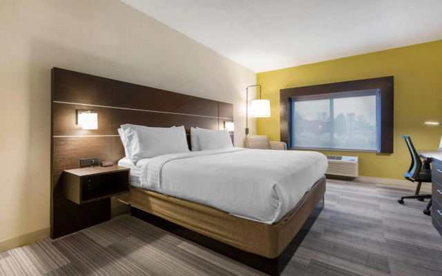 Holiday Inn Express & Suites Chicago West - St Charles