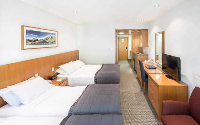 Commodore Airport Hotel