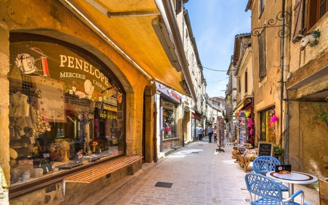 Quaint Holiday Home in Blanquefort-sur-briolance With Pool