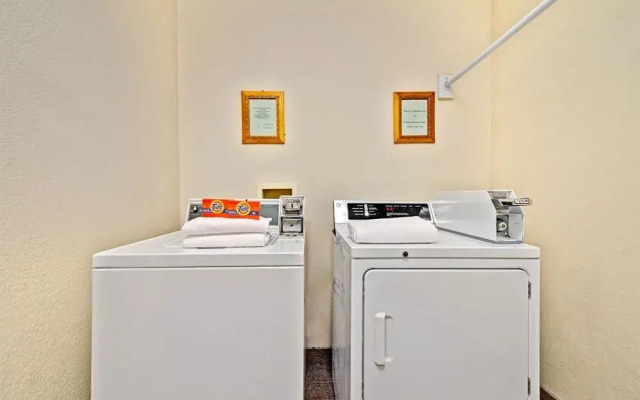 Days Inn & Suites Plano Medical Center/Dallas