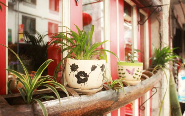 Many People Inn Shen Shan Road