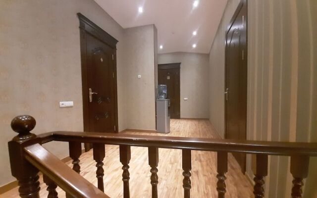 Eleon Hotel - Hostel
