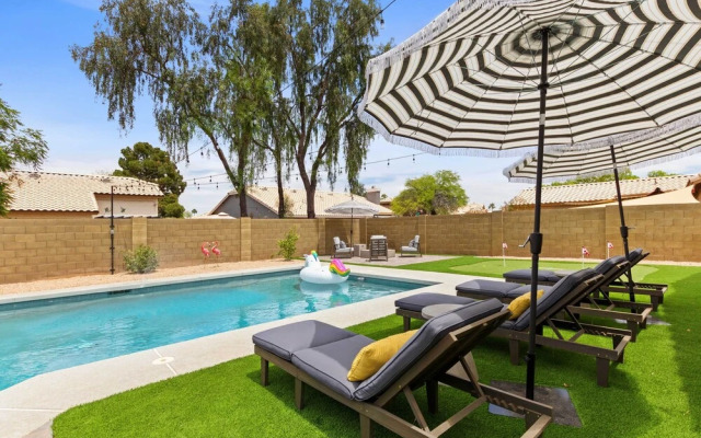 Beautiful Chandler Escape w/ Putting Green & Pool!