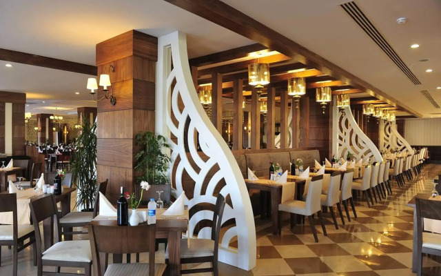 Lake & River Side Hotel & Spa