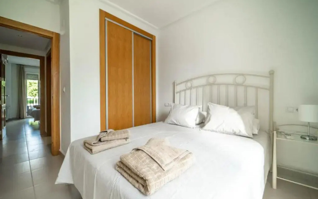Bright Apartment with Pool Views - BA811