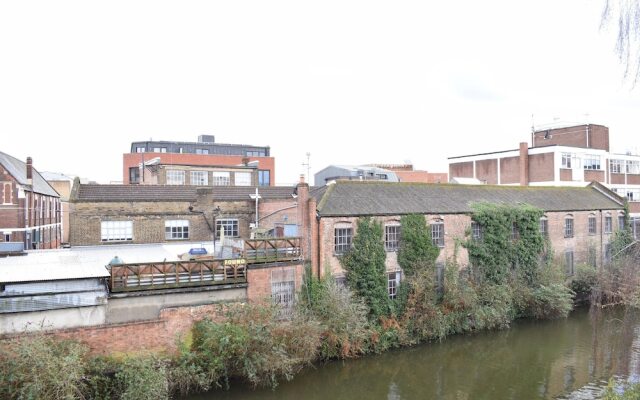 Cosy 2 Bedroom Flat Overlooking Canal in Hackney