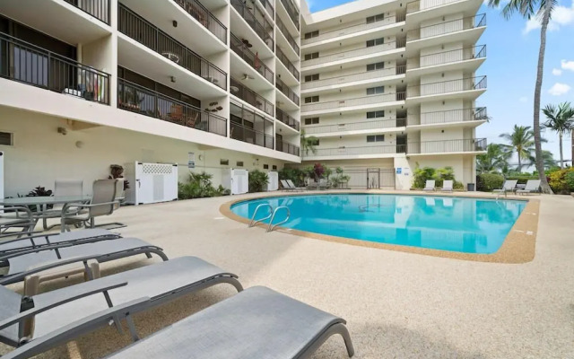 Kona Alii Oceanview Pool Shops & Restaurants