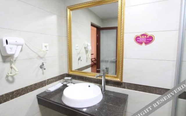 Xintiandi Holiday Hotel Maoming