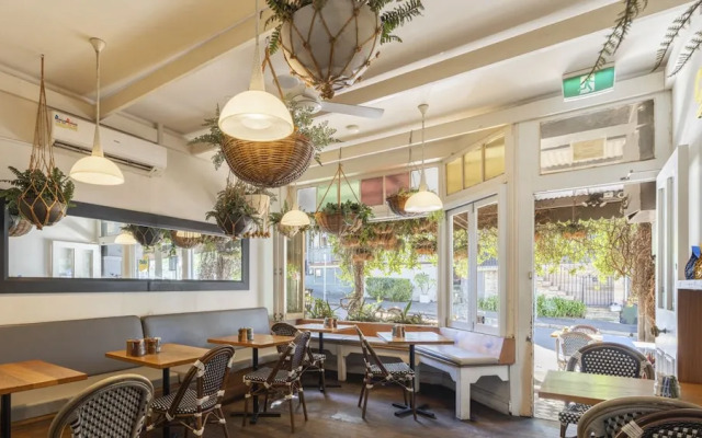 Kozyguru | Balmain | Townhouse bridge view or Charming Comfy Studio