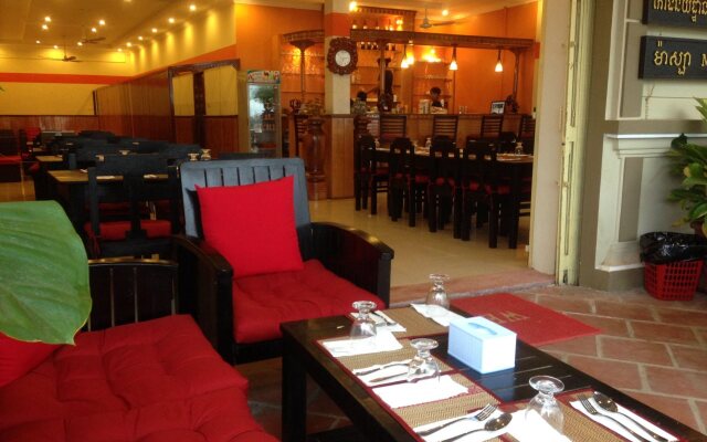 Moon River Guesthouse & Restaurant
