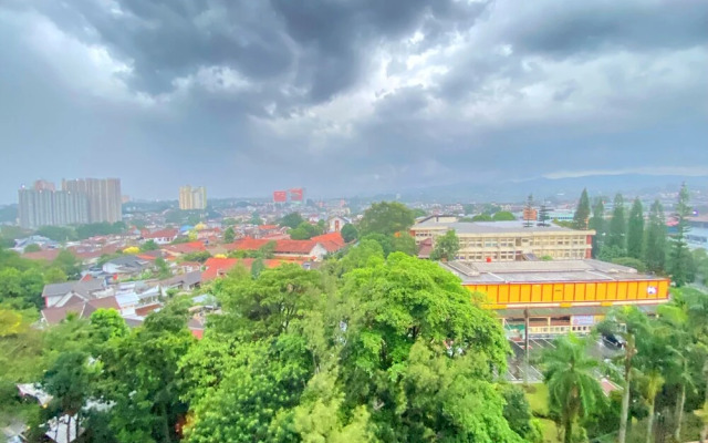 Elegant And Comfy 1Br At Dago Suites Apartment