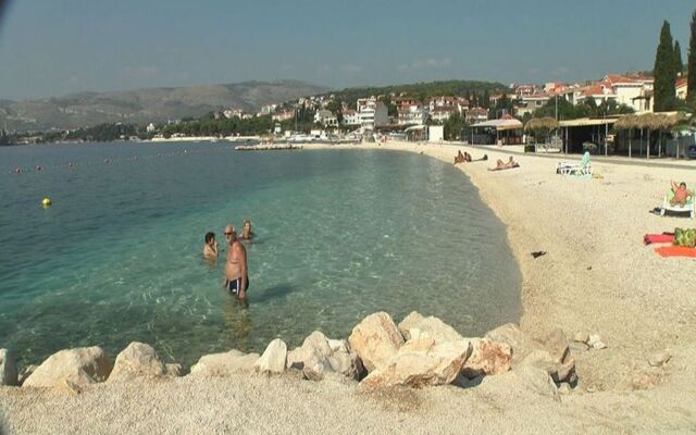 Holiday house Mirjana - beautiful garden with barbecue: Trogir, Riviera Trogir