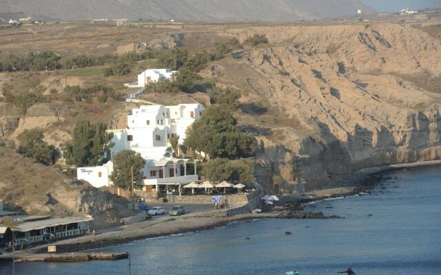 Akrotiri Hotel