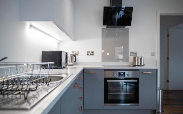 Luxe 3BR Great Central Apartment City View Near Sheffield