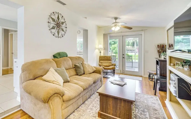 1 Mi to Lake Jackson: Home w/ Screened Patio!