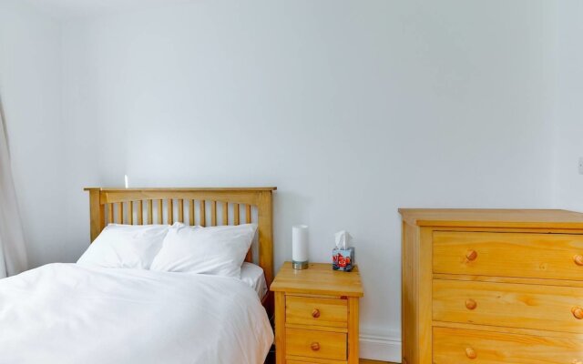 2BR Apartment - 10mins to Canary Wharf!