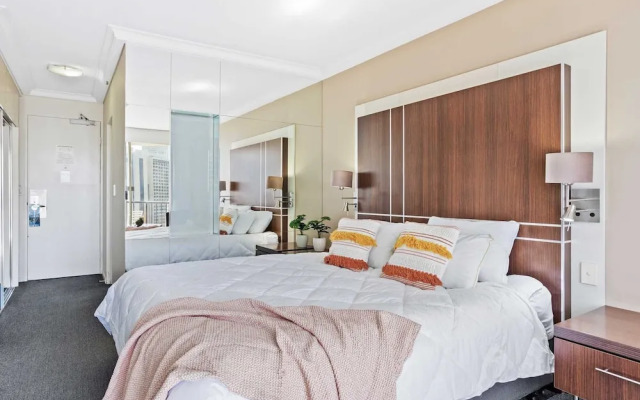 Ocean View Surfers Paradise Studio Suite