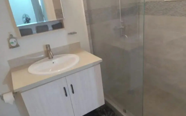Beach-view 2 Bed Apartment Sleeps 4 - Free Parking
