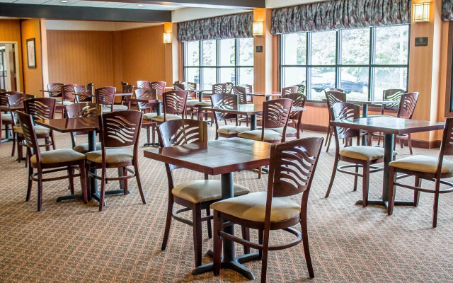 Norwood Inn & Suites North Conference Center
