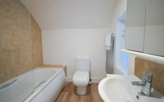 Stylish 3 Bedroom Maisonette Near City Centre