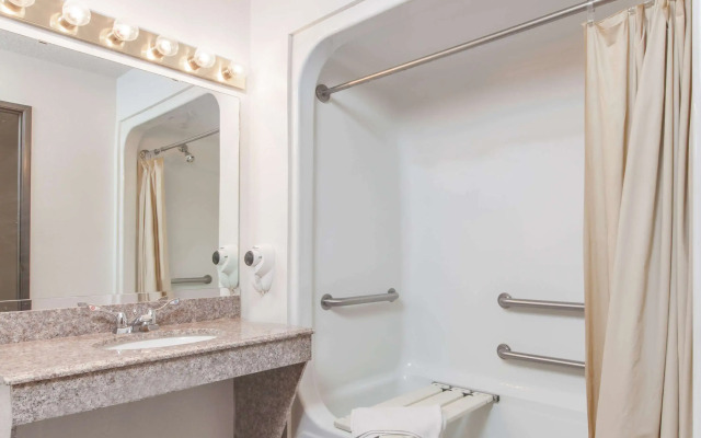 Super 8 by Wyndham Cleveland TX