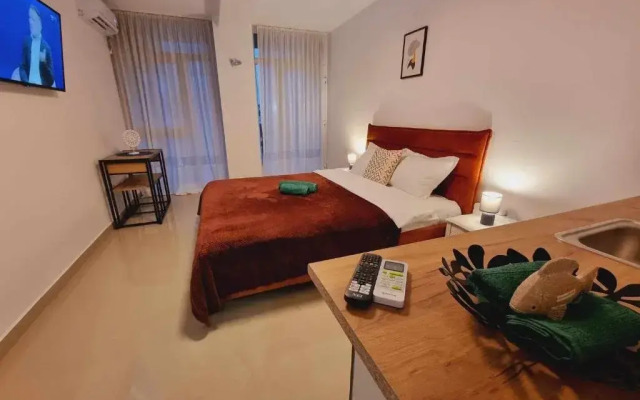 EFONLINE STUDIOS ON THE BEACH cm