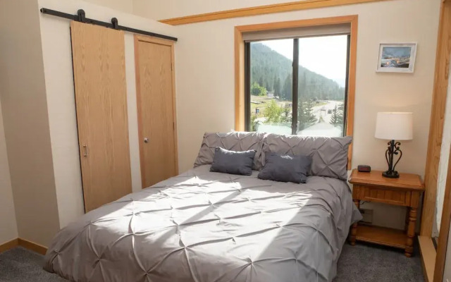 2800 Slopeside 2 Bedroom Condo by RedAwning