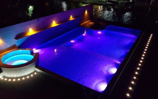 Casa Moderna com Quatro Suítes no Canal da Marina