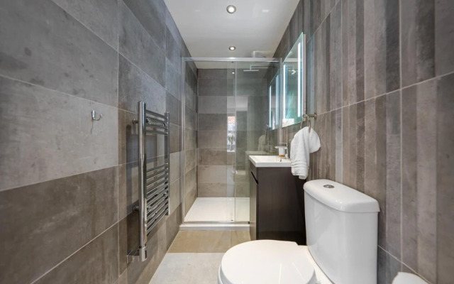 Stylish & Sleek 3BD Home Including Guest House in Southall