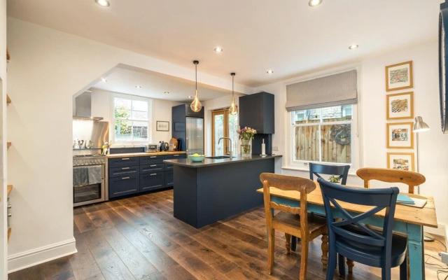 Delightful 1BD Flat in the Heart of Barnes Village