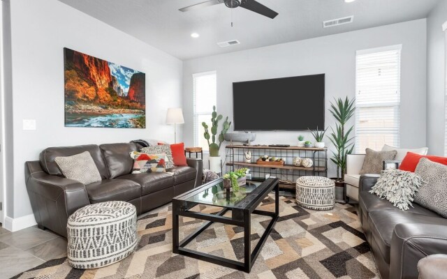 Desert Living 5 Bedroom Home by RedAwning