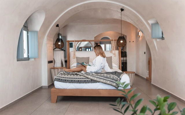Almyra Oia Suites