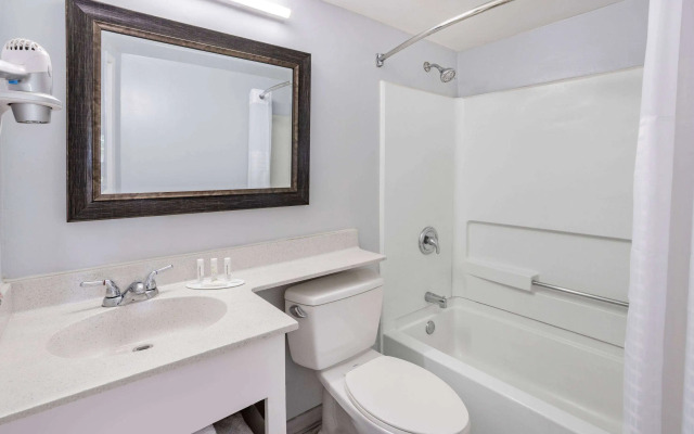 Days Inn & Suites by Wyndham Williamsburg Colonial