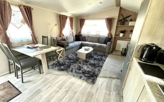 Cozy Newquay Lodge With Private Hot Tub,
