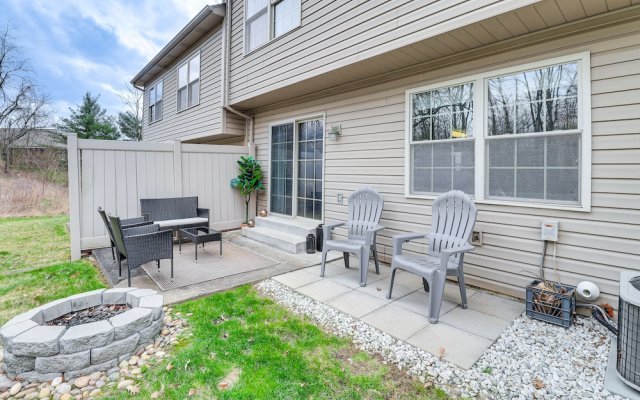 Family-friendly Townhome: 16 Mi to Pittsburgh!