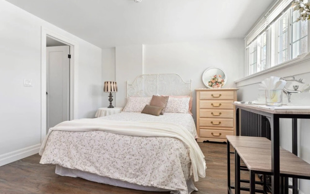 Private Studio Apartment in Burlington - U5