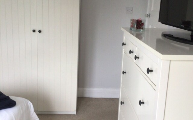 Beautiful Large 4-bed House, Close to Celtic Manor