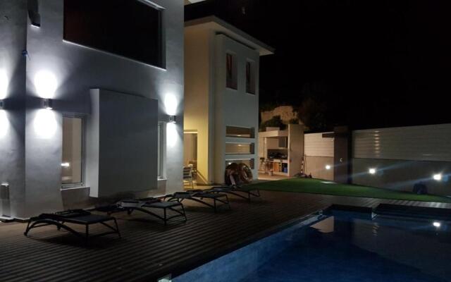 Maximos Luxury Villa with Pool -BREAKBOOKING-CY