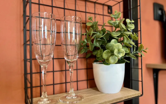 Диван и Чемодан на ул. Вокзальная магистраль, 2