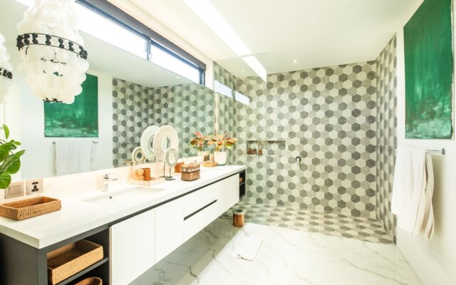 Stunning 6 BR Villa With Breathtaking Scenery