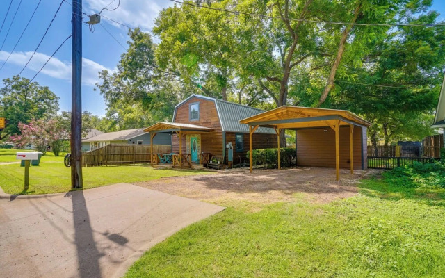 Pet-friendly Granbury Home w/ Yard, Near Downtown!