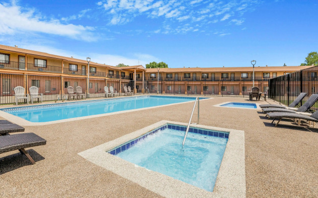 Days Inn by Wyndham Cortez