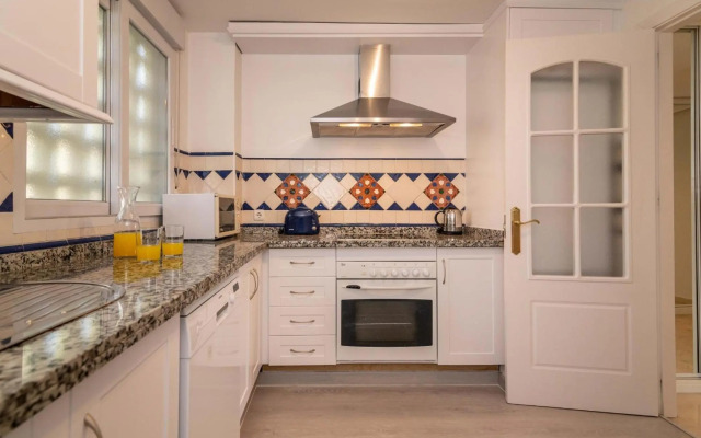 Puente Romano Modern flat, Best location in town