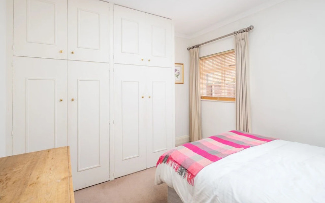 JOIVY Homely 2 Bed Riverside Flat with Patio in Hammersmith