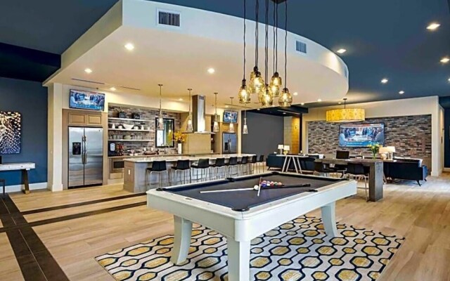 Luxe 1BR Condo in Downtown Area