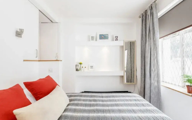 Modern Holland Park apartment