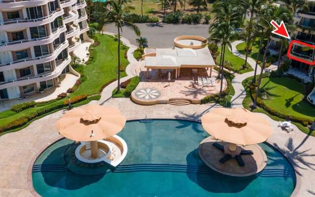 Ocean Front Condo With Pool Sleeps 6 Adults