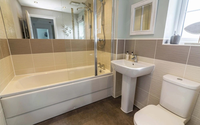 Spacious 4bed House in Derby with Garden