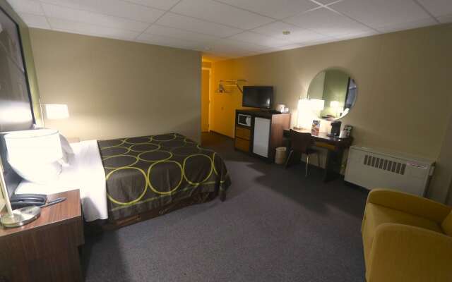 Super 8 by Wyndham Hearst ON