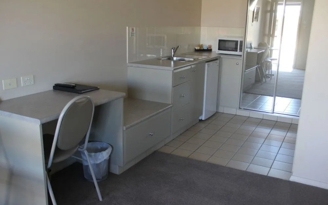 Saltbush Motor Inn